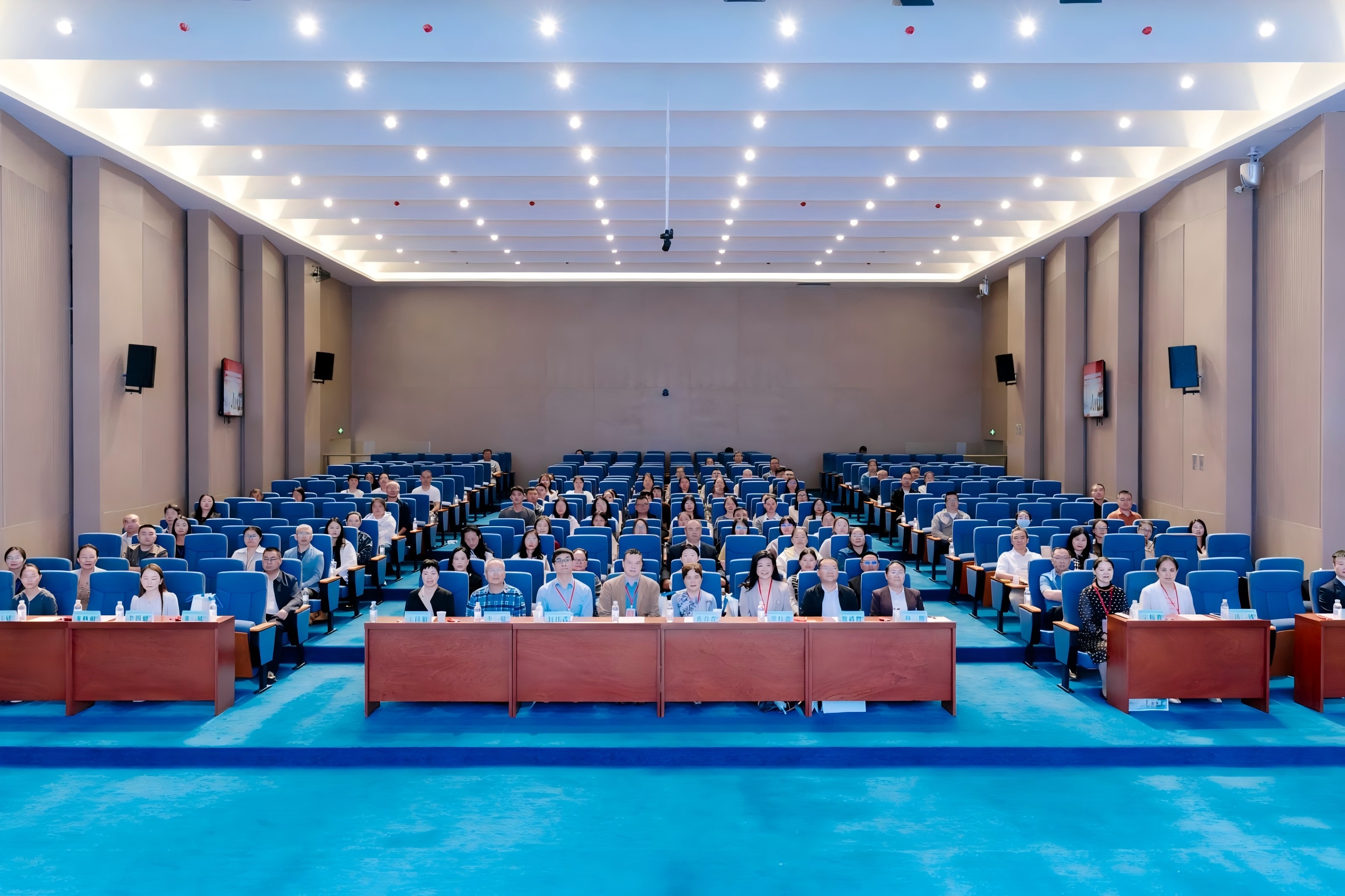 参会人员照.jpg